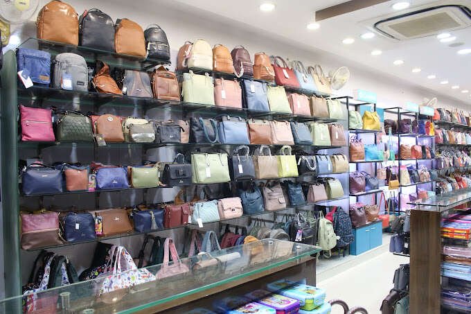 LEO BAGS & MORE