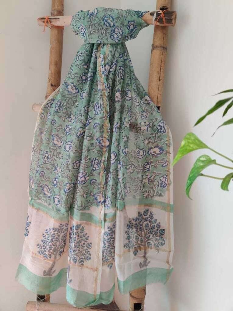 Desi Weaves In