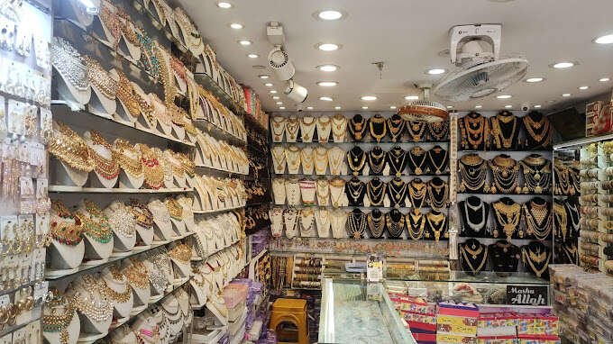 Dazzling queen imitation jewellery