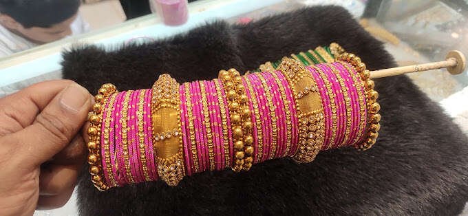 Dazzling queen imitation jewellery
