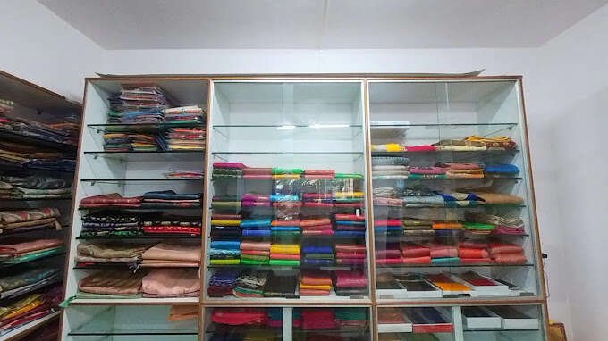 Cuts And Curves Designer Boutique