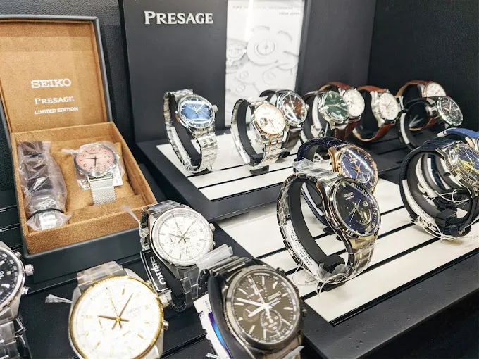 Helios Watch Store - By Titan
