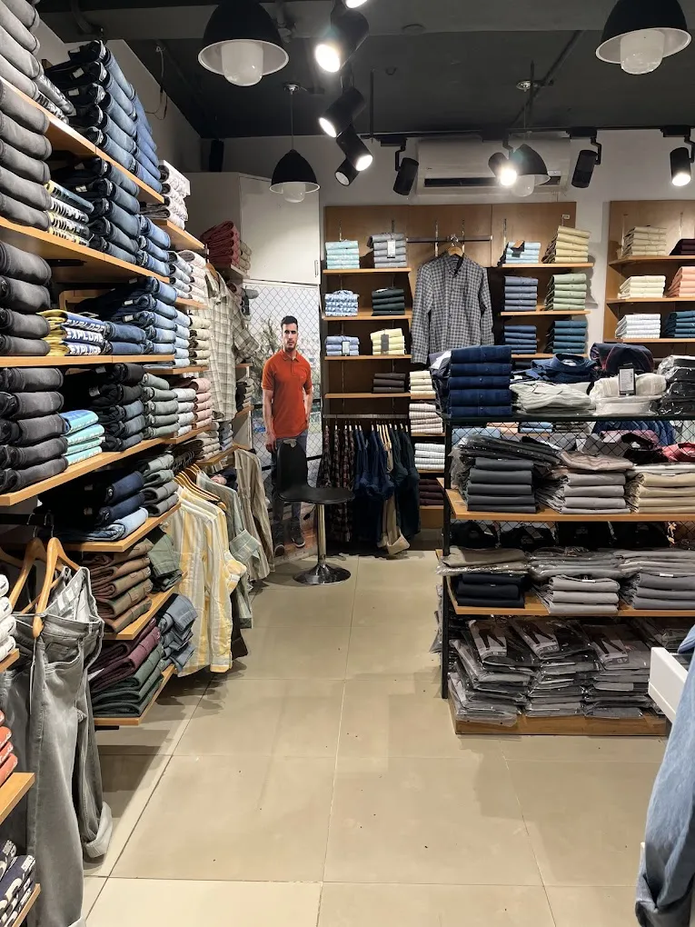 Crocodile Showroom - Sembakkam
