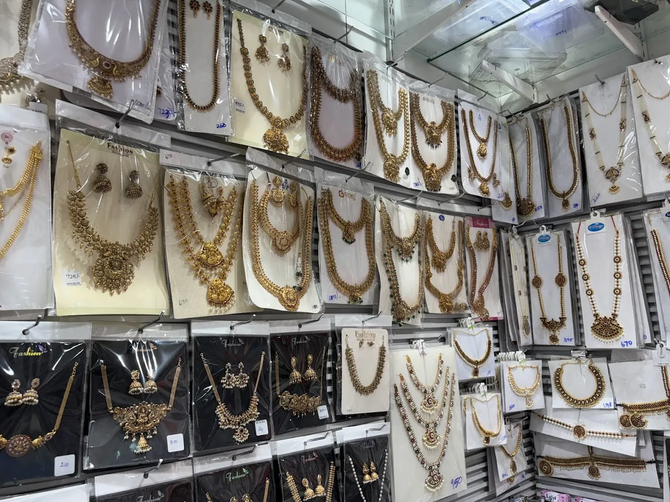 Henshika Fancy Store